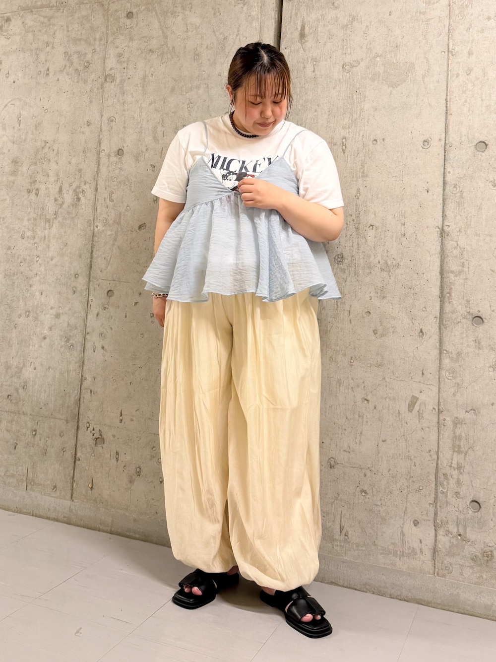 ホワイト系のTシャツ/カットソー、ブルー系のその他トップス、ホワイト系のその他パンツを着用したレディースの夏コーディネートの1枚目の写真