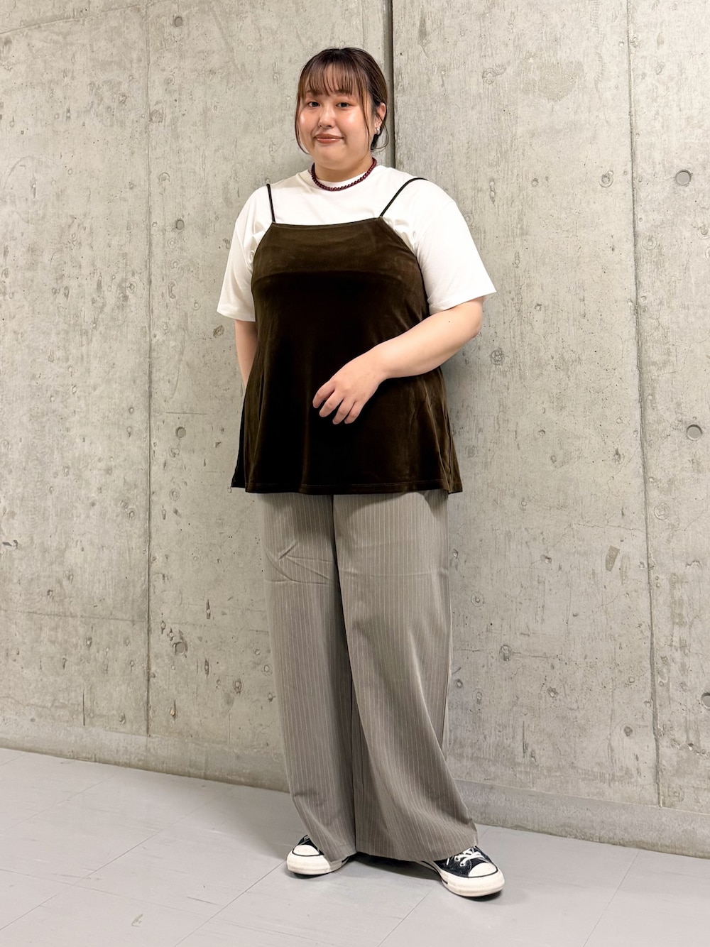 ブラウン系のその他パンツ、その他のTシャツ/カットソー、ブラウン系のTシャツ/カットソーを着用したレディースの夏コーディネートの1枚目の写真