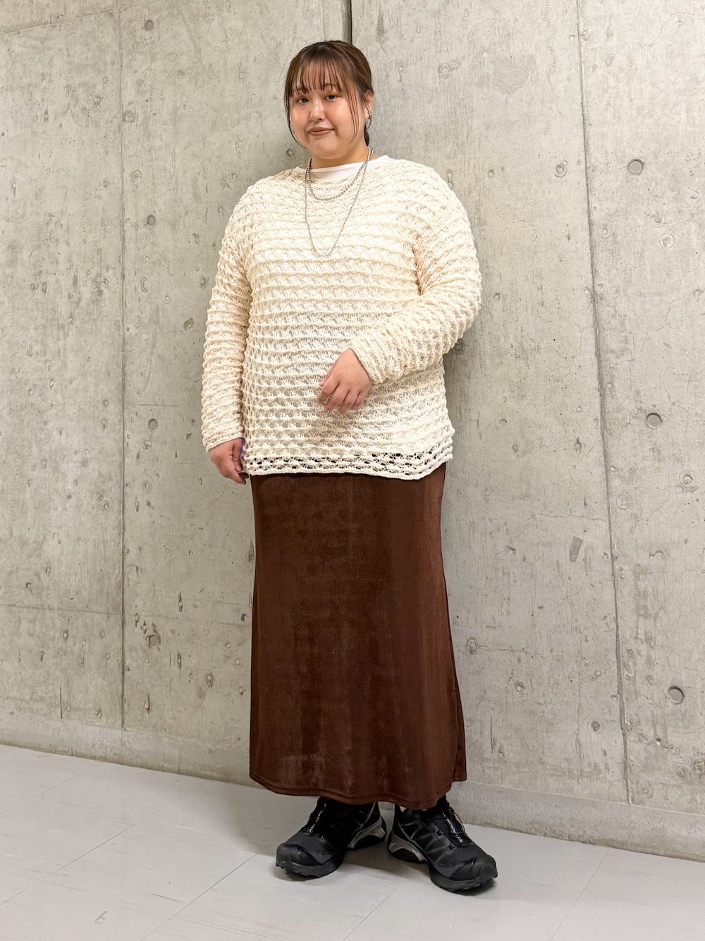 ホワイト系のTシャツ/カットソー、ホワイト系のニット/セーター、ブラウン系のスカートを着用したレディースの春コーディネートの1枚目の写真