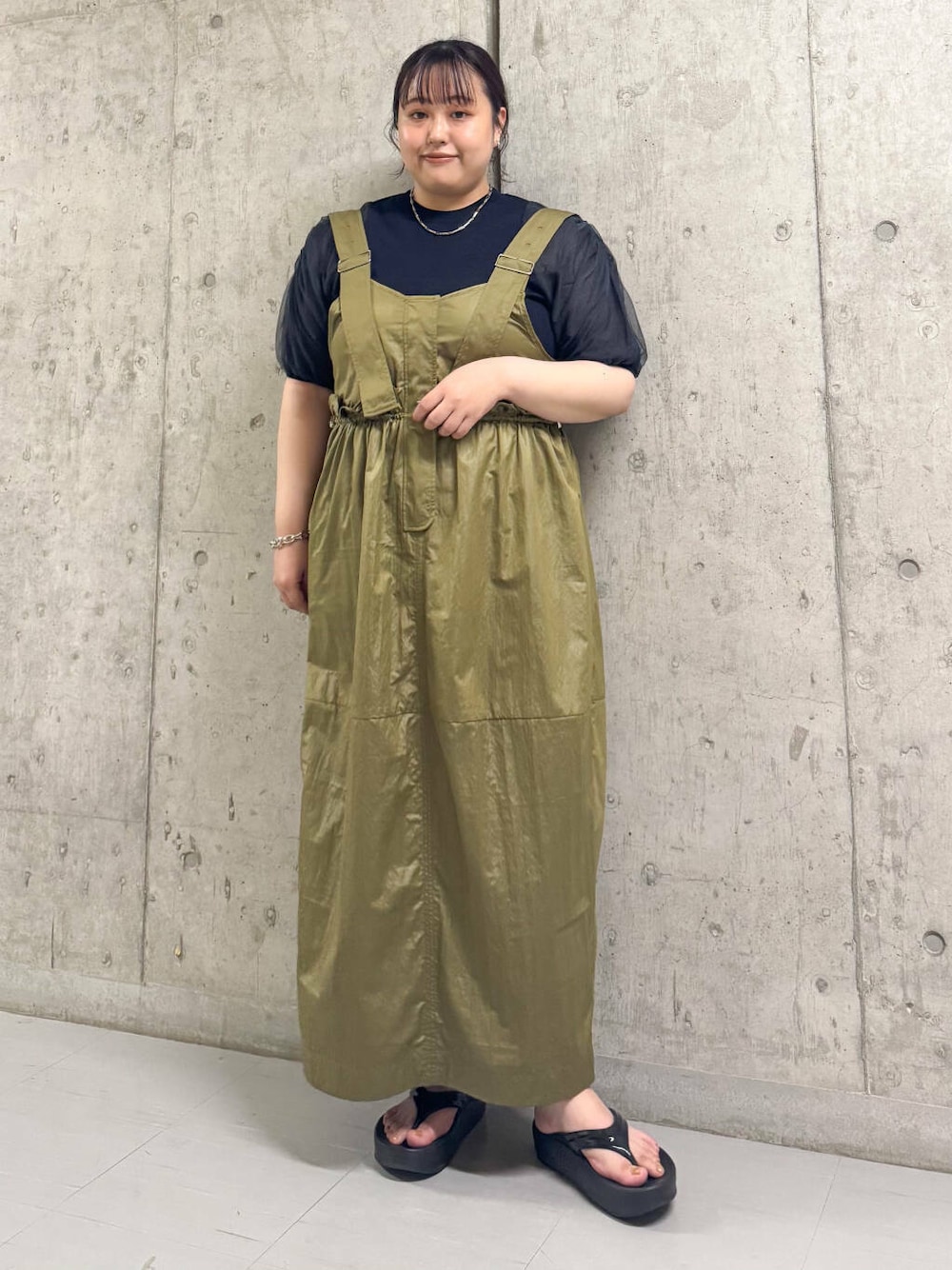 「ワンピース、大人カジュアル、カジュアル、オーバーサイズ、ニット、ジャンパースカート、サンダル、チュール、kbf_ootd、KBF、ボリュームスリーブ、ニットコーデ、夏コーデ、夏、サマーニット」｜「OOFOSのOOFOS　Oomega（サンダル、ブラック系）」を使った、sakaiさん（レディース・158cm）の夏コーディネートの1枚目の写真