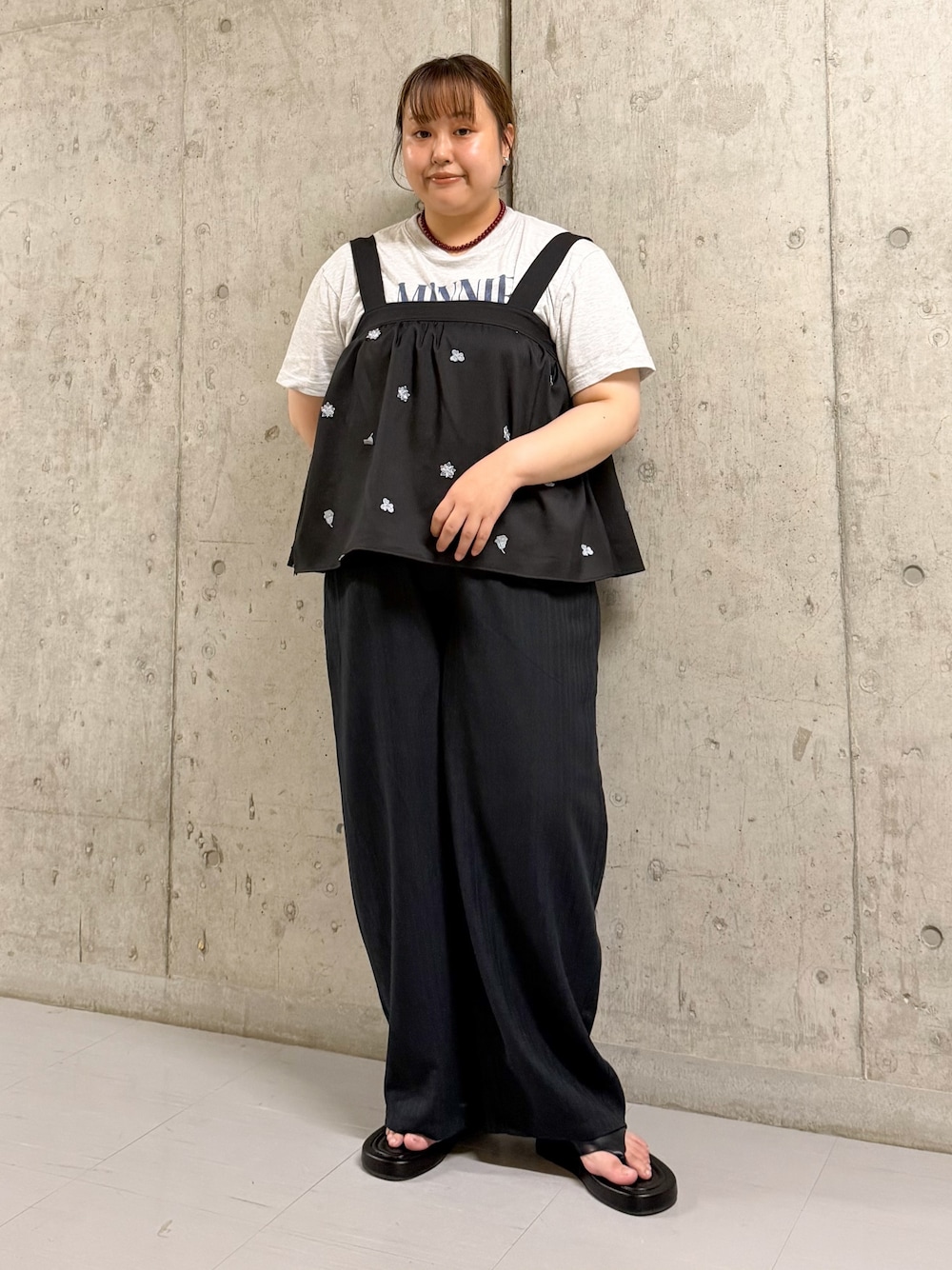 ブラック系のシャツ/ブラウス、グレー系のTシャツ/カットソー、ブルー系のその他パンツを着用したレディースの夏コーディネートの1枚目の写真