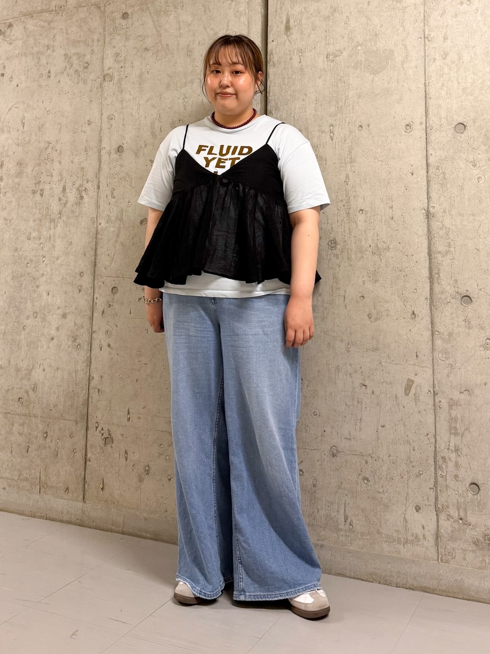 その他のTシャツ/カットソー、ブラック系のその他トップス、ブルー系のデニムパンツを着用したレディースの夏コーディネートの1枚目の写真