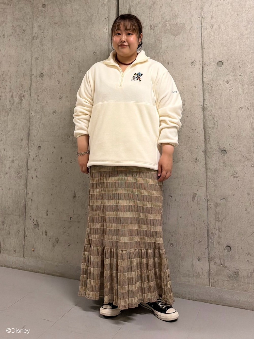 ホワイト系のTシャツ/カットソー、ブラウン系のワンピースを着用したレディースの夏コーディネートの1枚目の写真