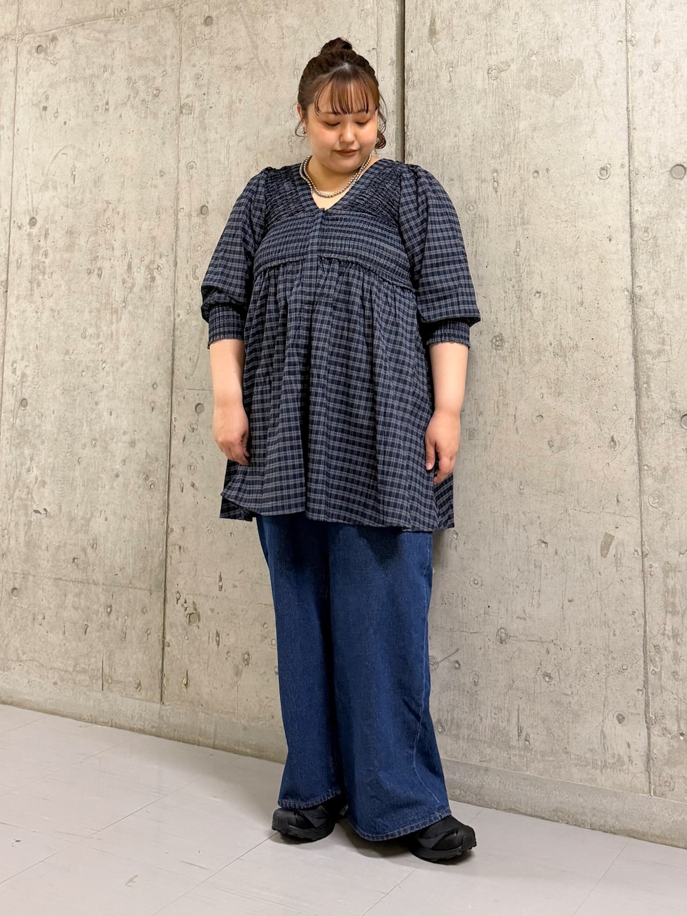 ブルー系のワンピース、ブルー系のデニムパンツを着用したレディースの春コーディネートの1枚目の写真