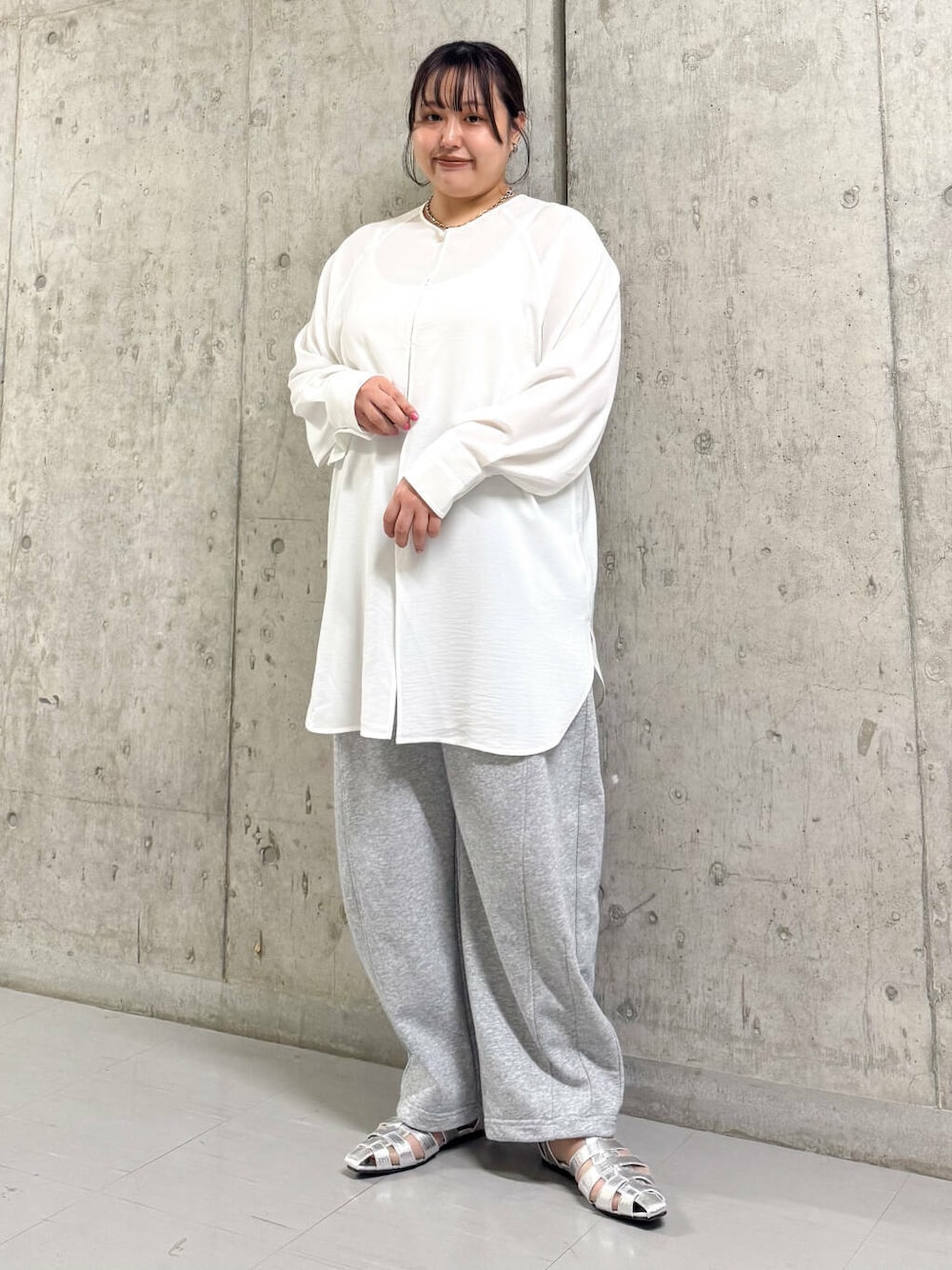 「大人カジュアル、オーバーサイズ、サンダル、kbf_ootd、KBF、パンツ、春コーデ、春、newarrival、チュニック、パンツコーデ、グルカサンダル、おでかけコーデ、スウェットパンツ、スリットスリーブ」｜「KBFのフラットグルカサンダル（サンダル、シルバー系）」を使った、sakaiさん（レディース・158cm）の春コーディネートの1枚目の写真