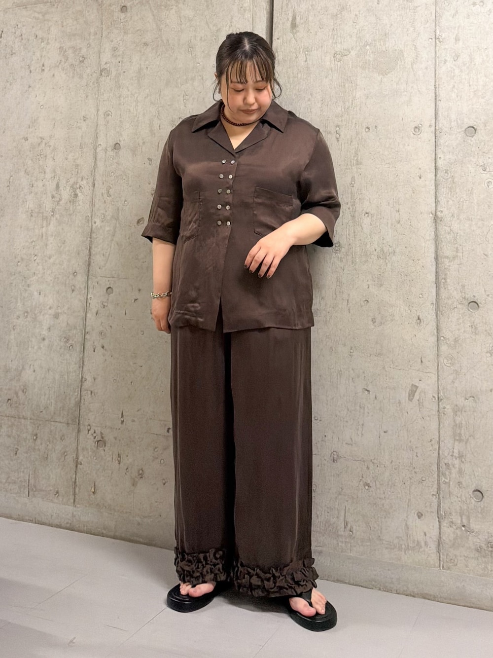 ブラウン系のシャツ/ブラウス、ブラウン系のその他パンツ、ブラック系のサンダルを着用したレディースの夏コーディネートの1枚目の写真