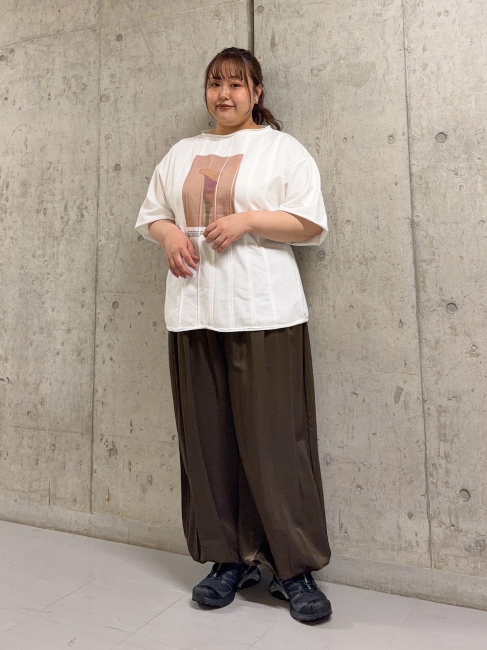 ホワイト系のTシャツ/カットソー、グリーン系のその他パンツ、ブラック系のスニーカーを着用したレディースの春コーディネートの1枚目の写真