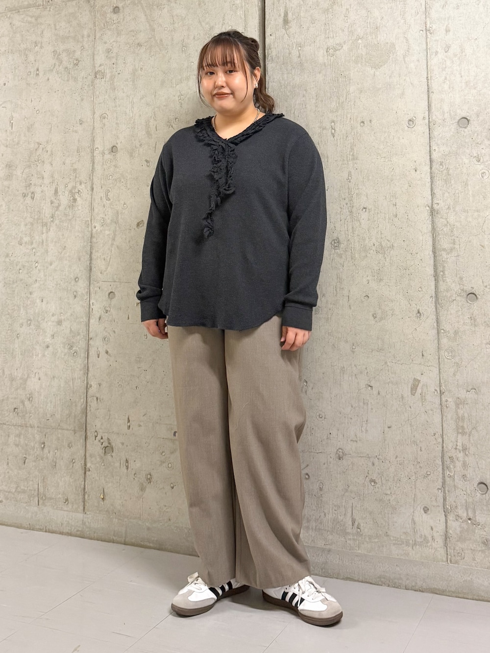 ベージュ系のTシャツ/カットソー、グレー系のその他パンツを着用したレディースの春コーディネートの1枚目の写真