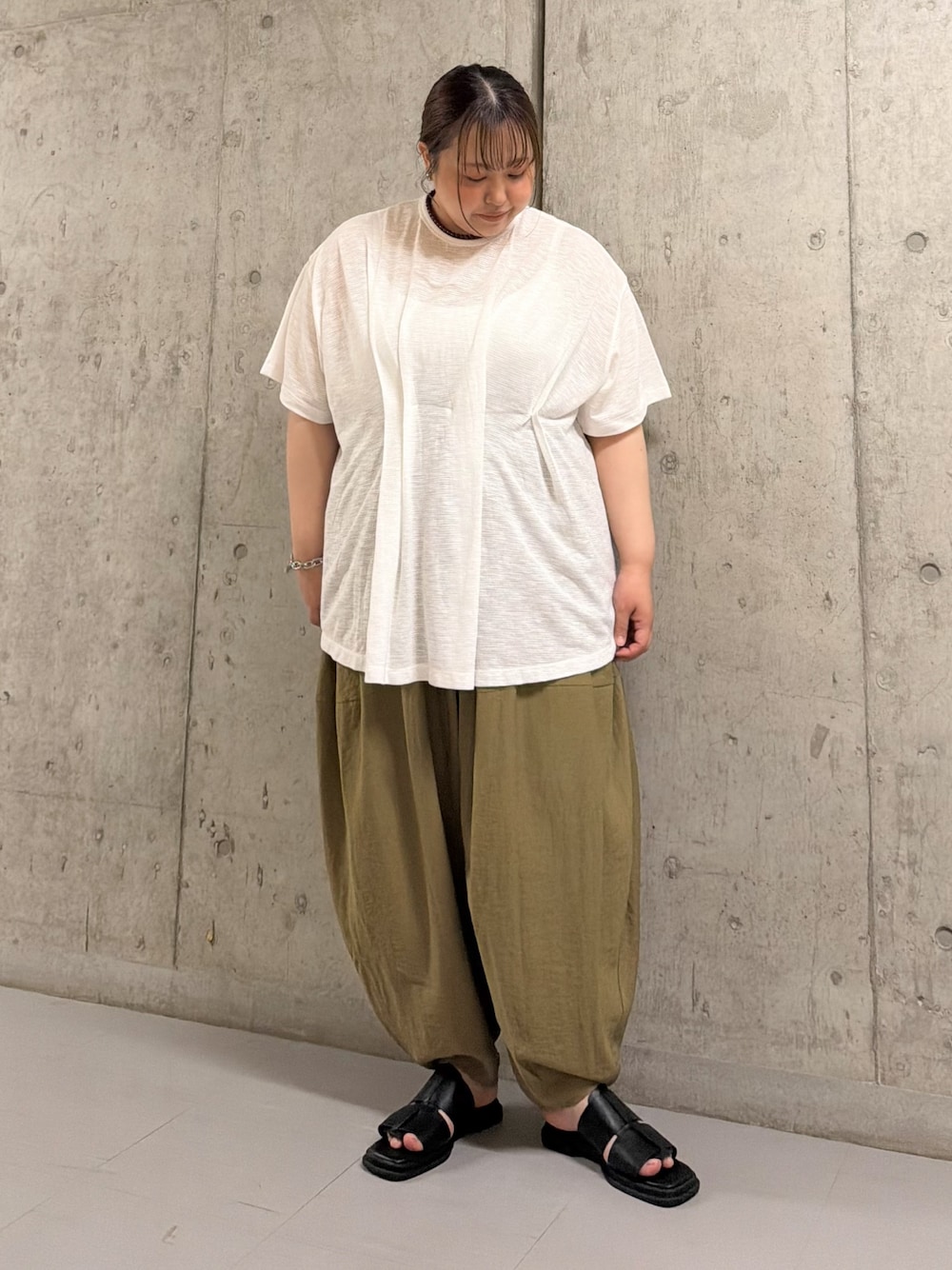 ホワイト系のTシャツ/カットソー、グリーン系のその他パンツ、ブラック系のサンダルを着用したレディースの夏コーディネートの1枚目の写真