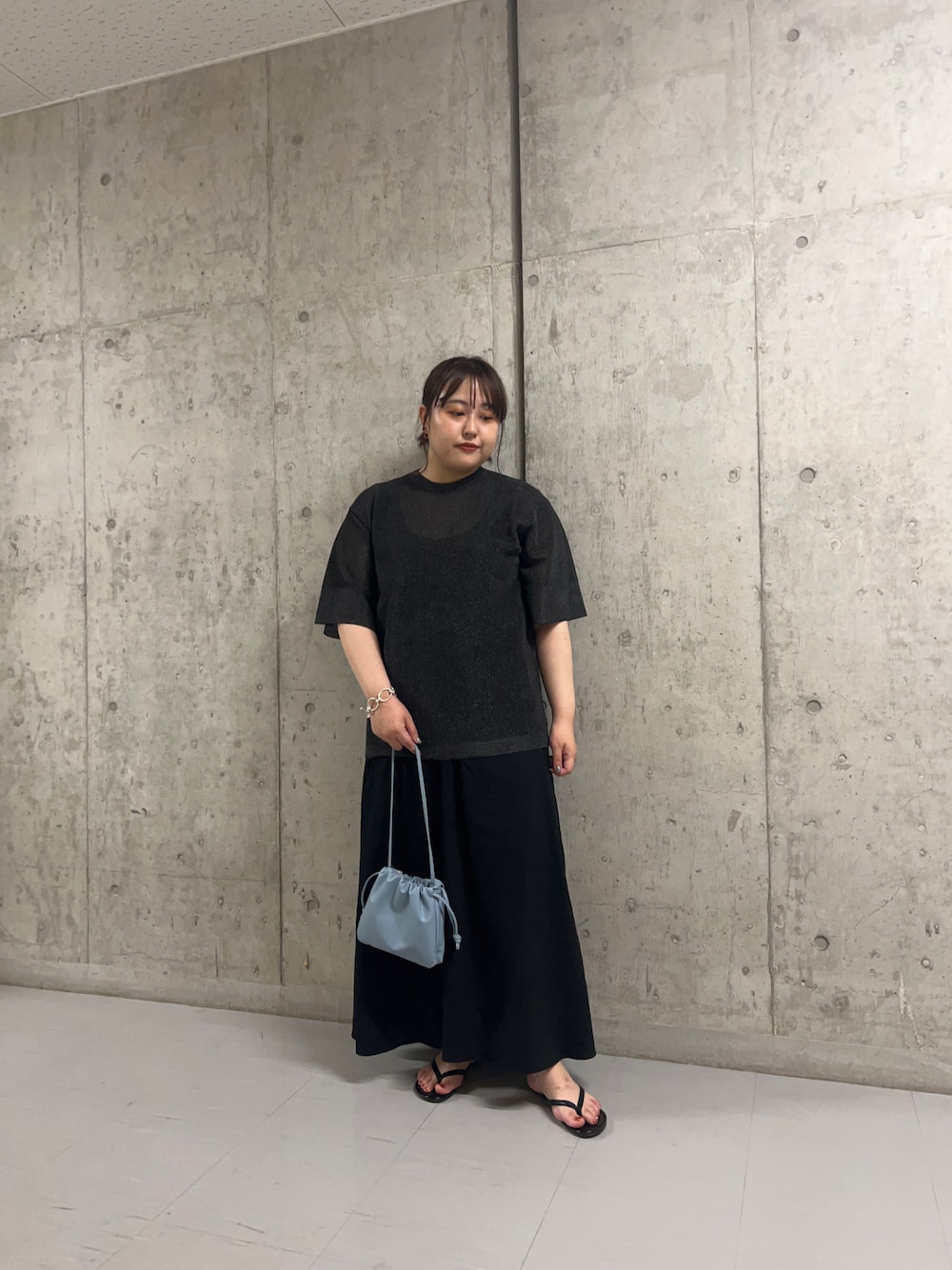「休日スタイル、お出かけコーデ、シンプルスタイル、大人カジュアル、スカート、ニット、Tシャツ、シアー、オーバーサイズ、ootd」｜「KBFのオーバーサイズガラスニットTEE（ニット/セーター、ブラック系）」を使った、sakaiさん（レディース・158cm）の秋コーディネートの1枚目の写真
