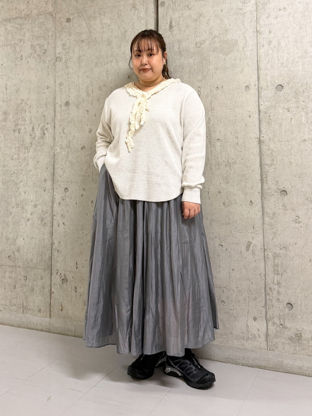 グレー系のスカート、ベージュ系のTシャツ/カットソーを着用したレディースの春コーディネートの1枚目の写真