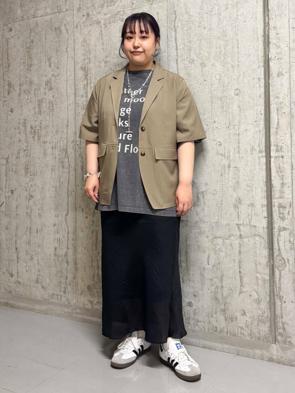 ベージュ系のその他アウター、ブラック系のスカート、グレー系のTシャツ/カットソーを着用したレディースの夏コーディネートの1枚目の写真
