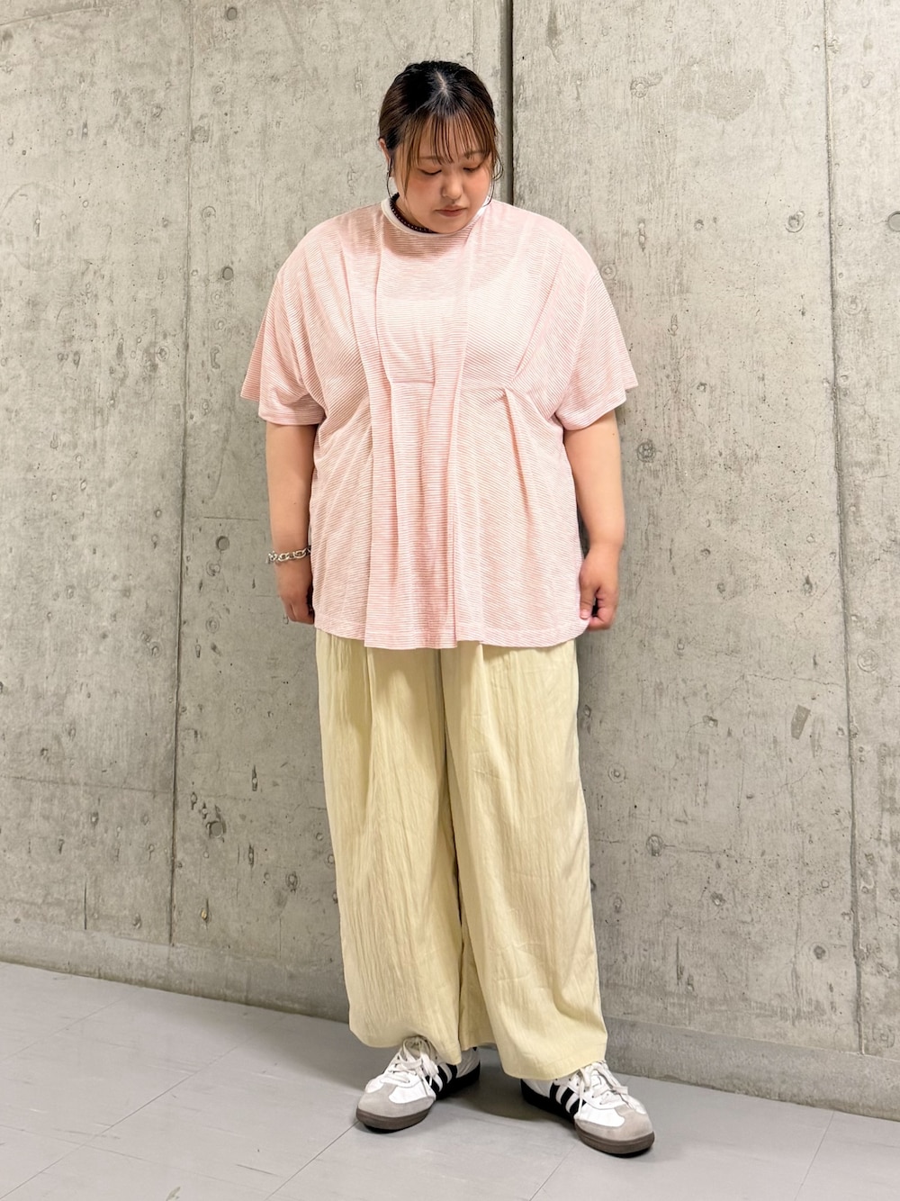 ピンク系のTシャツ/カットソー、イエロー系のその他パンツを着用したレディースの夏コーディネートの1枚目の写真