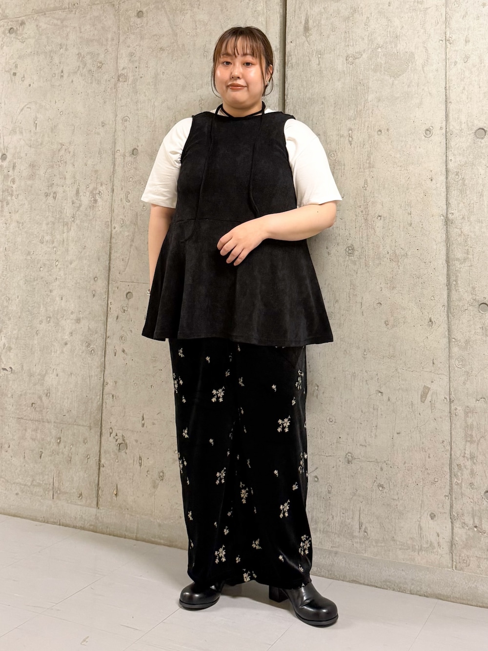 ブラック系のワンピース、ブラック系のサンダル、ブラック系のその他パンツを着用したレディースの秋コーディネートの1枚目の写真