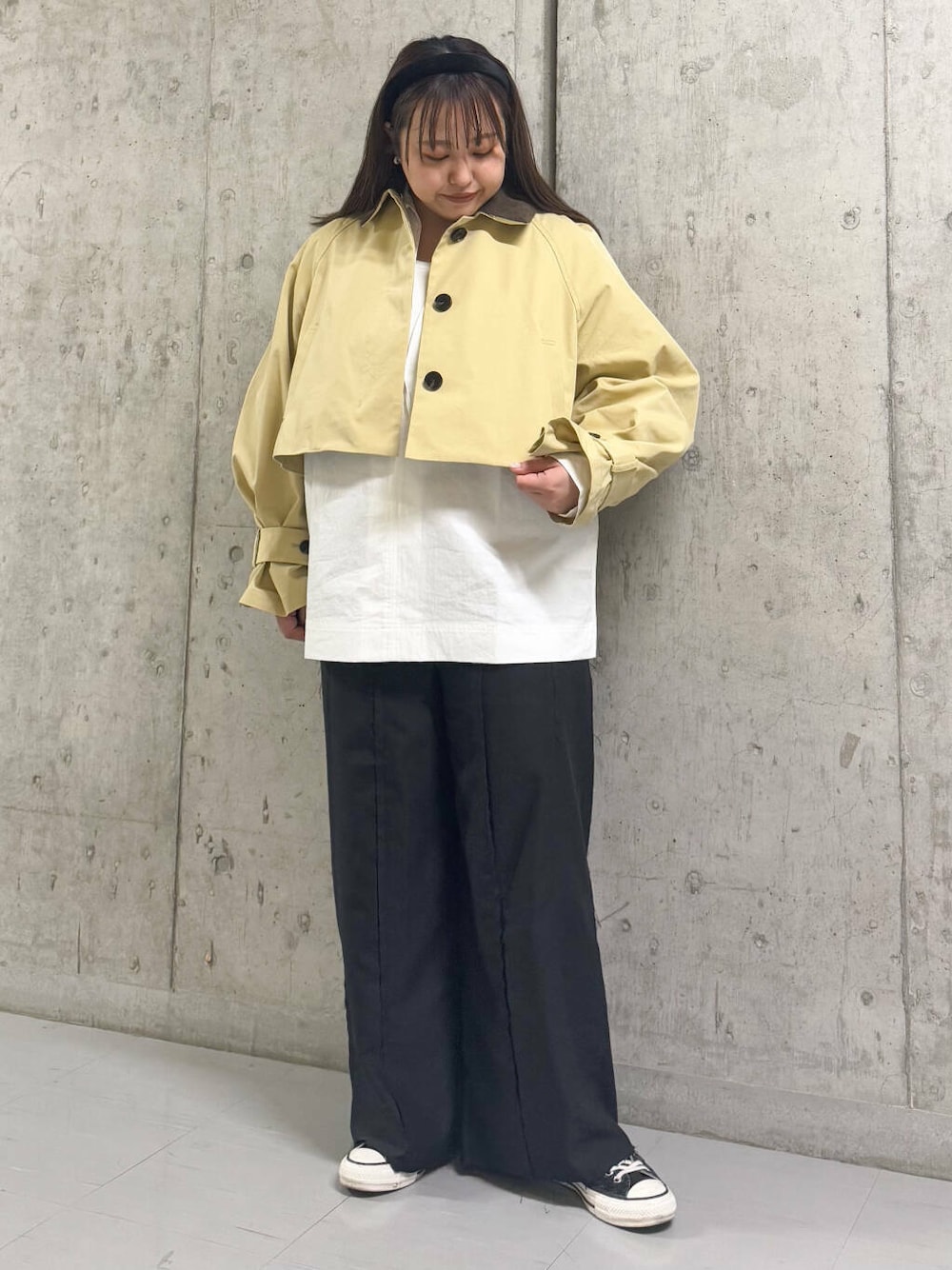 ホワイト系のシャツ/ブラウス、ブラック系のその他パンツ、ベージュ系のその他アウターを着用したレディースの冬コーディネートの1枚目の写真