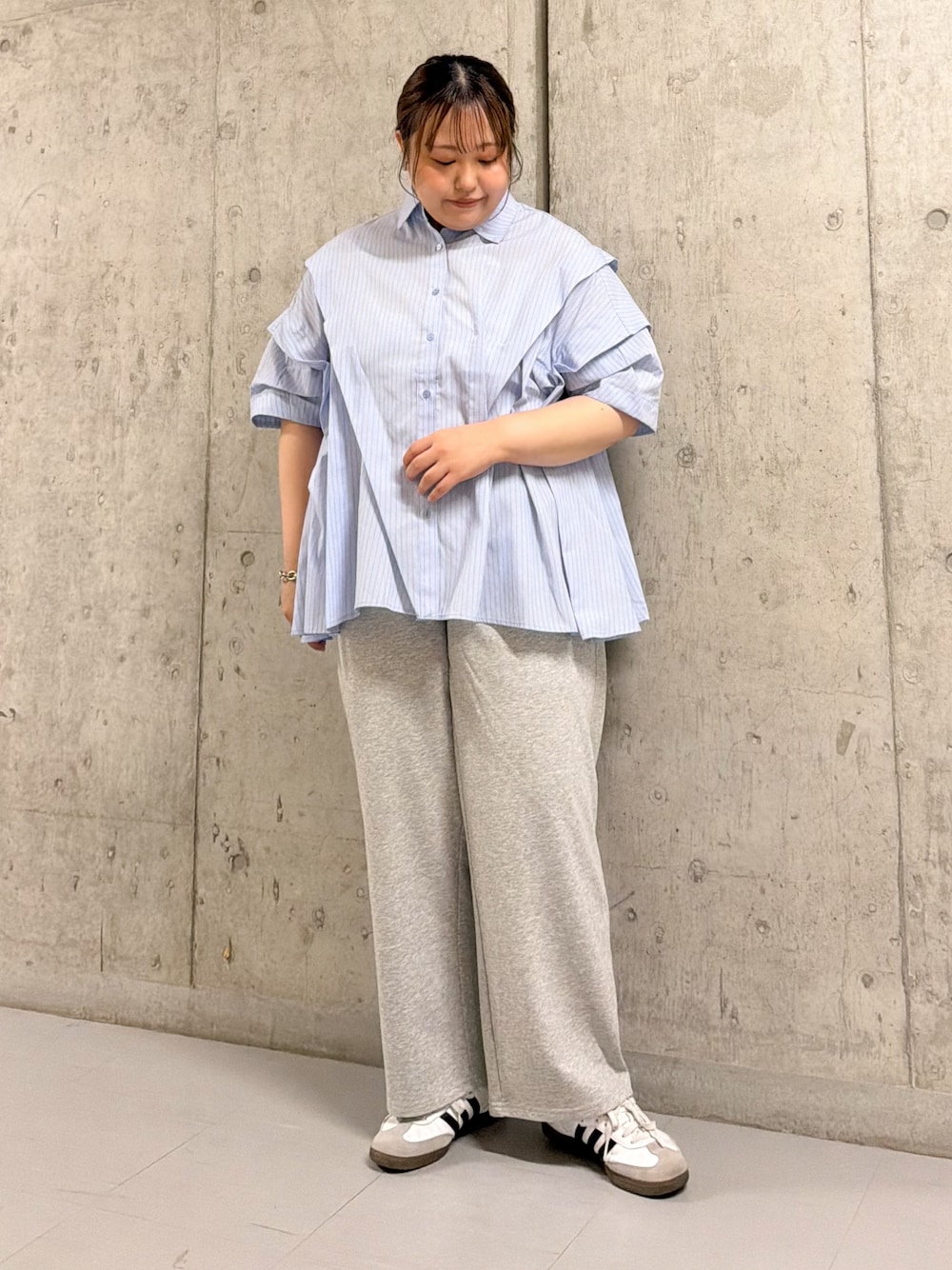 グレー系のその他パンツ、ブルー系のシャツ/ブラウスを着用したレディースの夏コーディネートの1枚目の写真