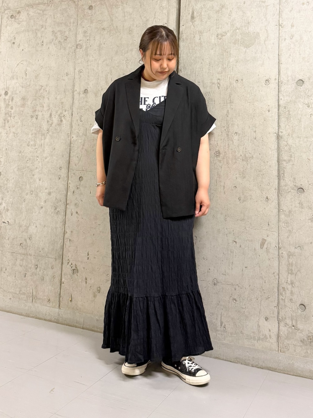 ブラック系のワンピース、グレー系のTシャツ/カットソー、ブラック系のその他アウターを着用したレディースの春コーディネートの1枚目の写真
