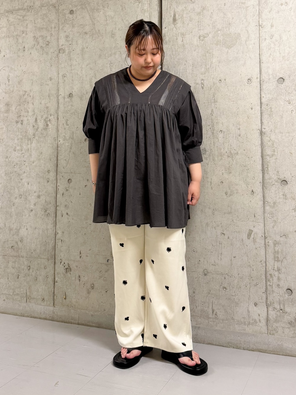 グレー系のワンピース、ホワイト系のその他パンツ、ブラック系のサンダルを着用したレディースの夏コーディネートの1枚目の写真