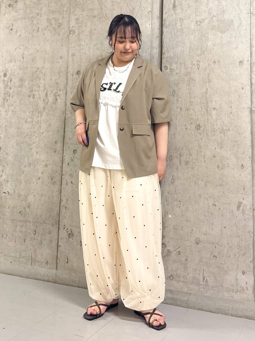 ホワイト系のTシャツ/カットソー、ブラウン系のサンダル、ブラウン系のその他アウターを着用したレディースの夏コーディネートの1枚目の写真