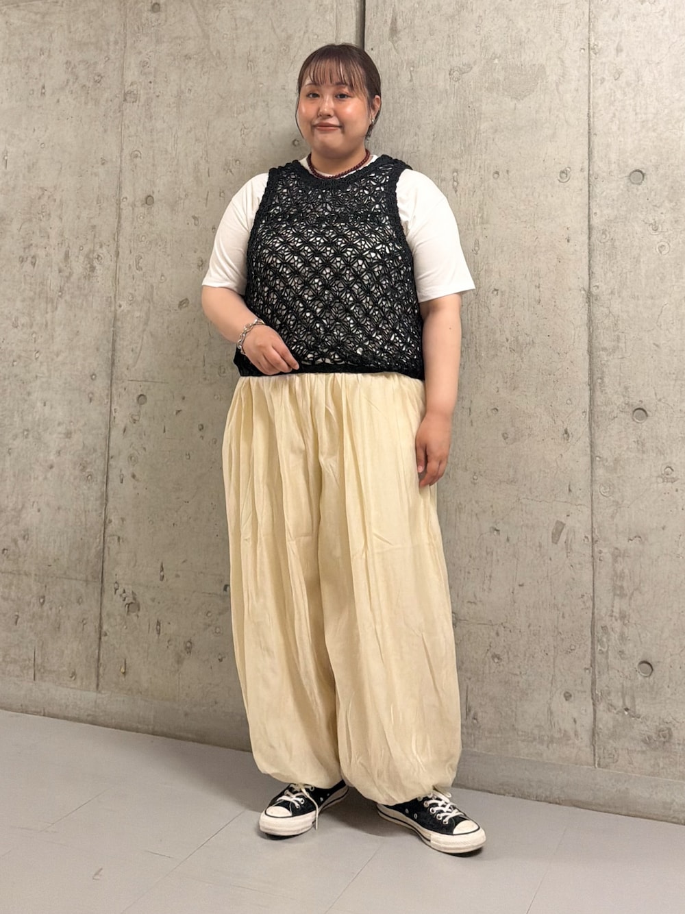 その他のTシャツ/カットソー、ブラック系のニット/セーター、ホワイト系のその他パンツを着用したレディースの春コーディネートの1枚目の写真