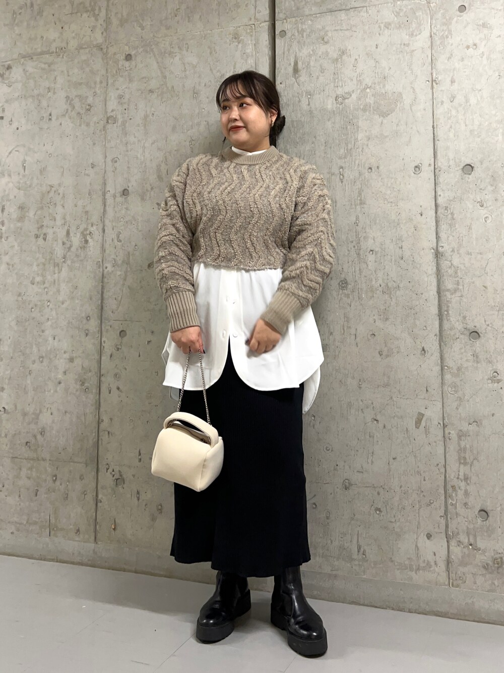 ホワイト系のハンドバッグ、ベージュ系のニット/セーター、ホワイト系のシャツ/ブラウスを着用したレディースの秋コーディネートの1枚目の写真