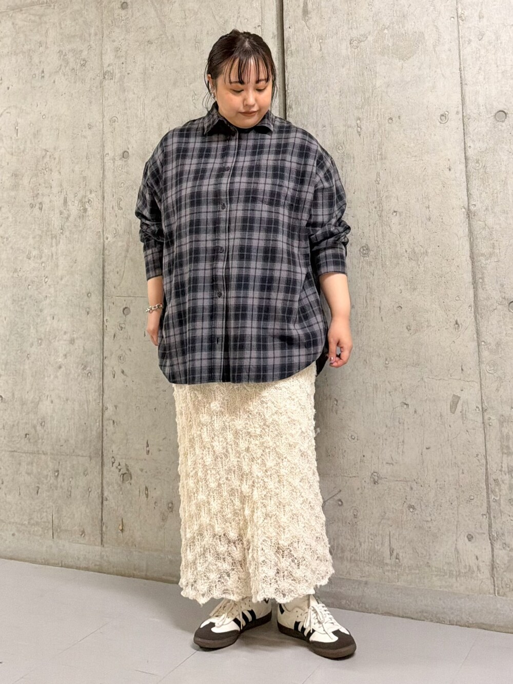 グレー系のシャツ/ブラウス、ホワイト系のスカートを着用したレディースの秋コーディネートの1枚目の写真