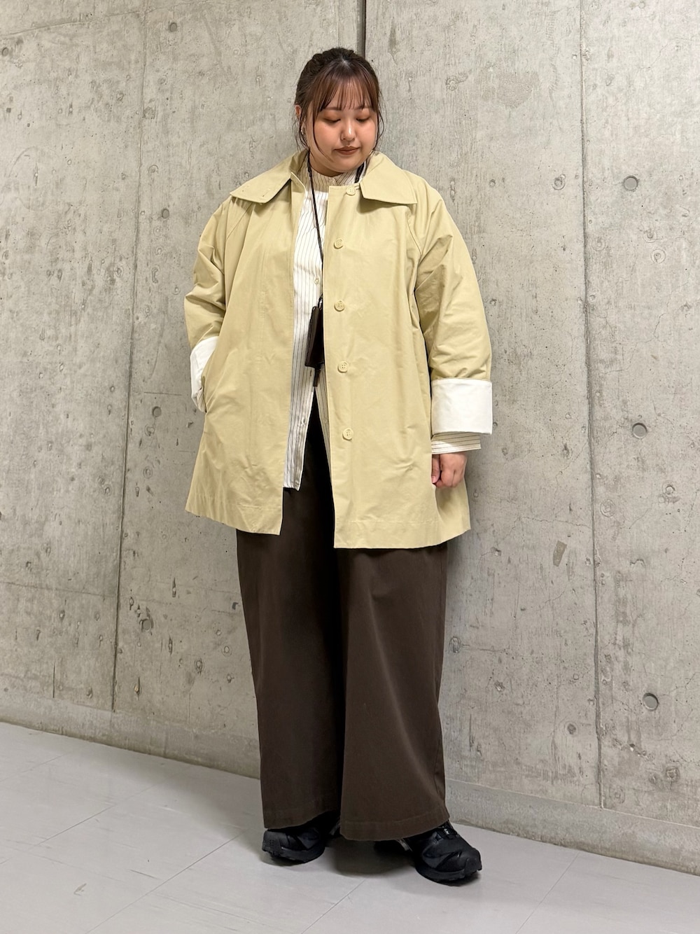 ベージュ系のその他アウター、ブラウン系のショルダーバッグ、ホワイト系のシャツ/ブラウスを着用したレディースの春コーディネートの1枚目の写真