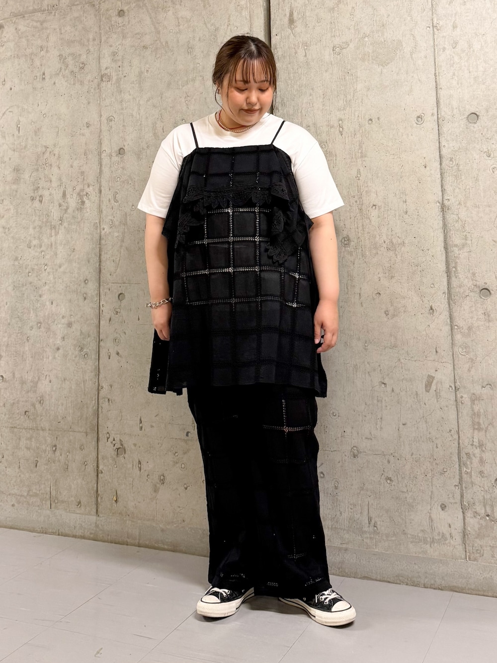ブラック系のワンピース、ブラック系のその他パンツを着用したレディースの夏コーディネートの1枚目の写真