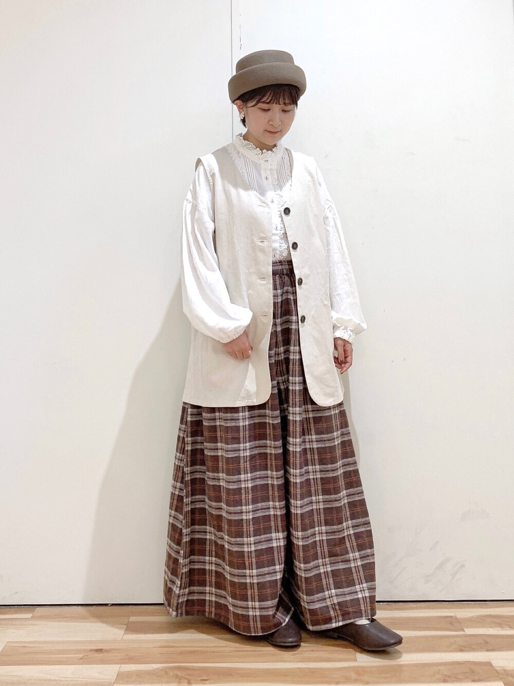 ホワイト系のデニムジャケット、ホワイト系のシャツ/ブラウス、ブラウン系のその他パンツを着用したレディースの秋コーディネートの1枚目の写真