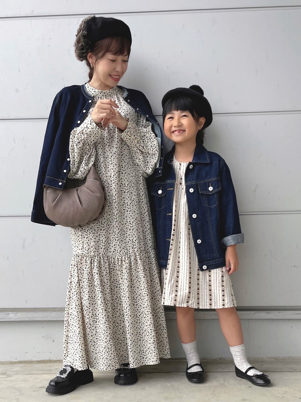 「秋冬コーデ、きれいめカジュアル、低身長、大人かわいい、花柄ワンピース、ベレー帽、秋ルック紹介するよ、デニムジャケット、親子コーデ、親子リンク、リンクコーデ、厚底シューズ、淡色コーデ、キッズコーデ」｜「Per sist enceのPer sist ence/パーシエンス　小花柄マーメイドワンピース（ワンピース、ホワイト系）」を使った、𝚈𝚞𝚖𝚒さん（レディース・150cm）の秋コーディネートの1枚目の写真