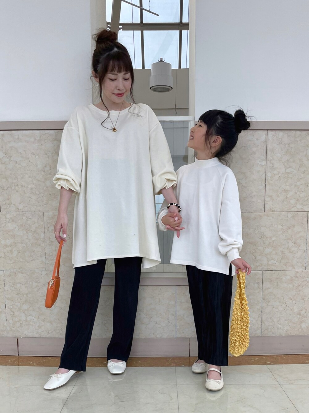 「春服みてみて、低身長、親子リンクコーデ、親子コーデ、リンクコーデ、お洒落さんとつながりたい、モノトーン、プリーツパンツ、ママコーデ、キッズコーデ、リラックススタイル、シンプル、バレエシューズ、お出かけコーデ、ラフコーデ」｜「recaのセルフカットプリーツパンツ（その他パンツ、ブラック系）」を使った、𝚈𝚞𝚖𝚒さん（レディース・150cm）の春コーディネートの1枚目の写真