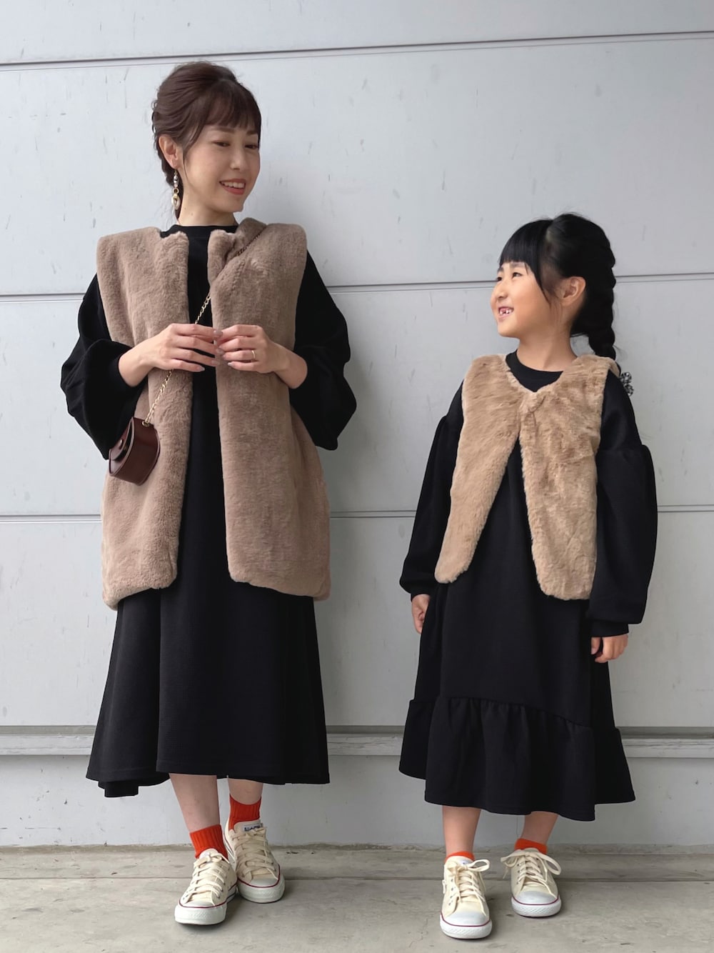 「秋ルック紹介するよ、オトナ女子、ファーベスト、ベスト、大人女子、親子でおそろい、親子コーデ、ワンピース、コンバース、ボリューム袖、#きれいめカジュアル、ママコーデ、キッズコーデ」｜「coca（coca）の＼新色登場／エンボス加工バルーンスリーブAラインワンピース（ワンピース、ブラック系）」を使った、𝚈𝚞𝚖𝚒さん（レディース・150cm）の秋コーディネートの1枚目の写真