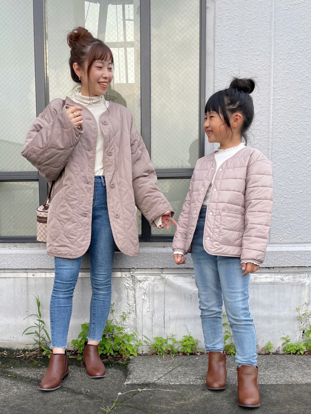 「初秋コーデ、親子コーデ、キルティングジャケット、キルティング、ノーカラージャケット、パンツスタイル、低身長女子、秋🍁コーデ、大人女子、休日コーデ、ショートブーツ、キッズコーデ、ママコーデ、低身長コーデ、秋アウター」｜「andmeのオーバーサイズノーカラーキルティングジャケット（ノーカラージャケット、ベージュ系）」を使った、𝚈𝚞𝚖𝚒さん（レディース・150cm）の秋コーディネートの1枚目の写真