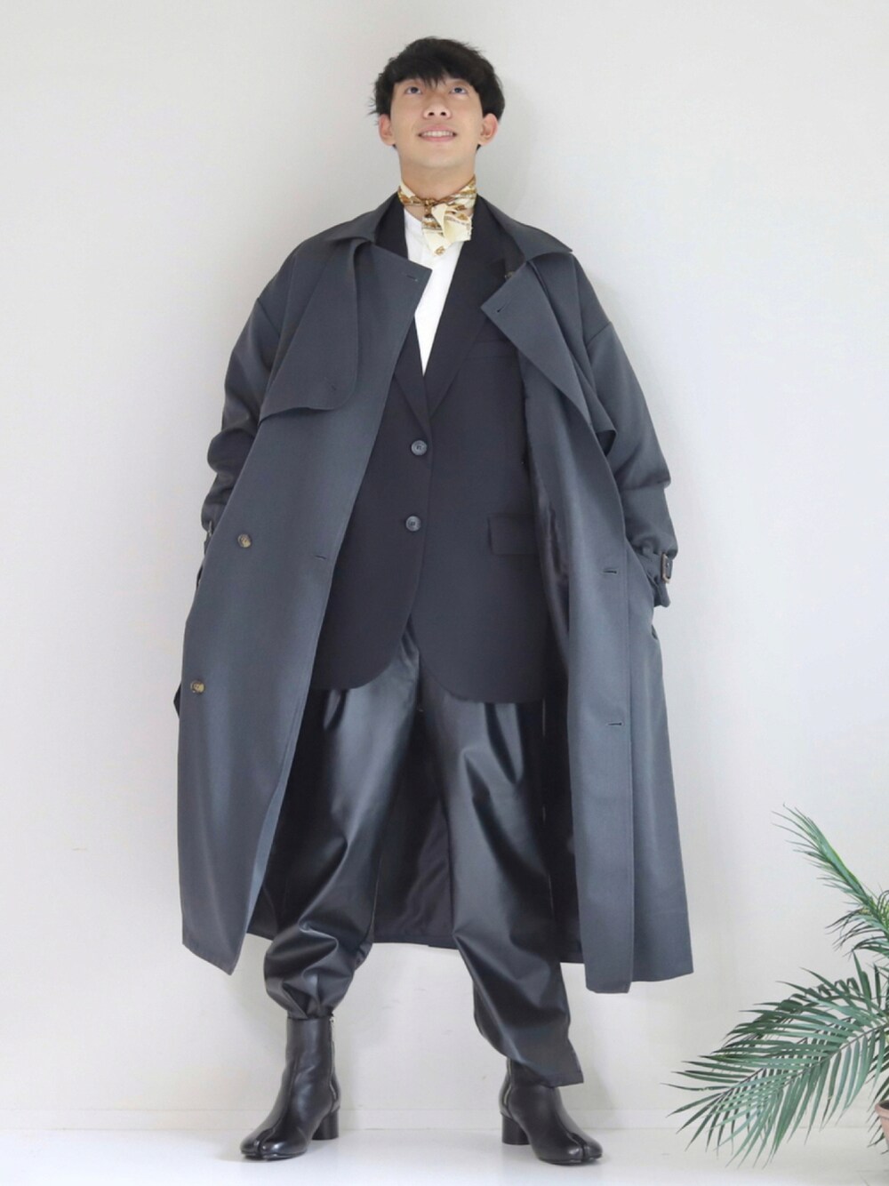 ブラック系のその他パンツ、ホワイト系のシャツ/ブラウス、グレー系のトレンチコートを着用したメンズの秋コーディネートの1枚目の写真