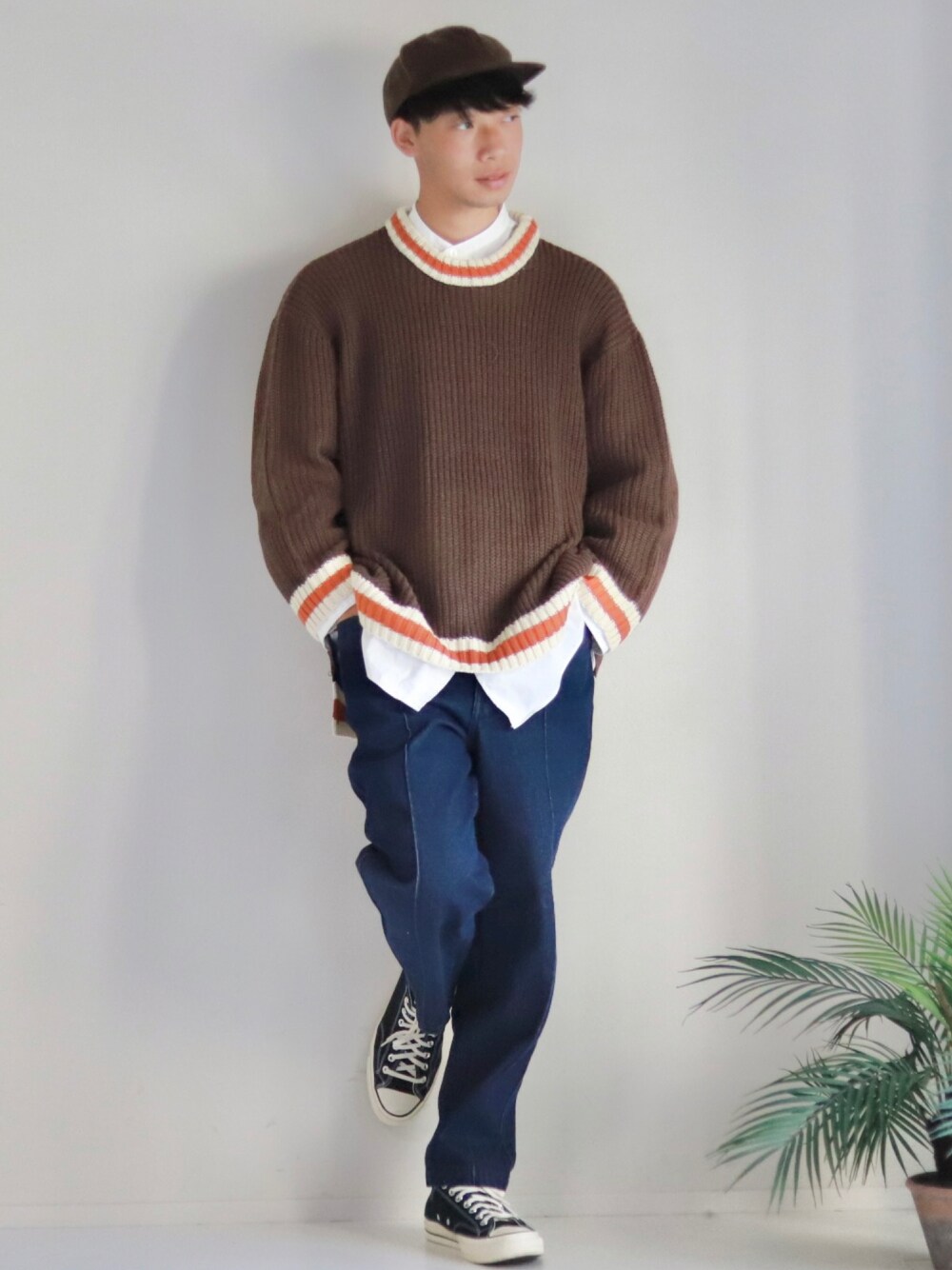 ホワイト系のシャツ/ブラウス、ブルー系のデニムパンツ、ブラック系のスニーカーを着用したメンズの秋コーディネートの1枚目の写真