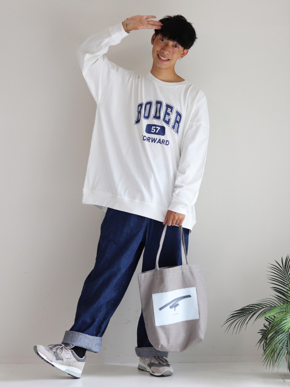 グレー系のトートバッグ、ブルー系のパンツ、グレー系のスニーカーを着用したメンズの秋コーディネートの1枚目の写真