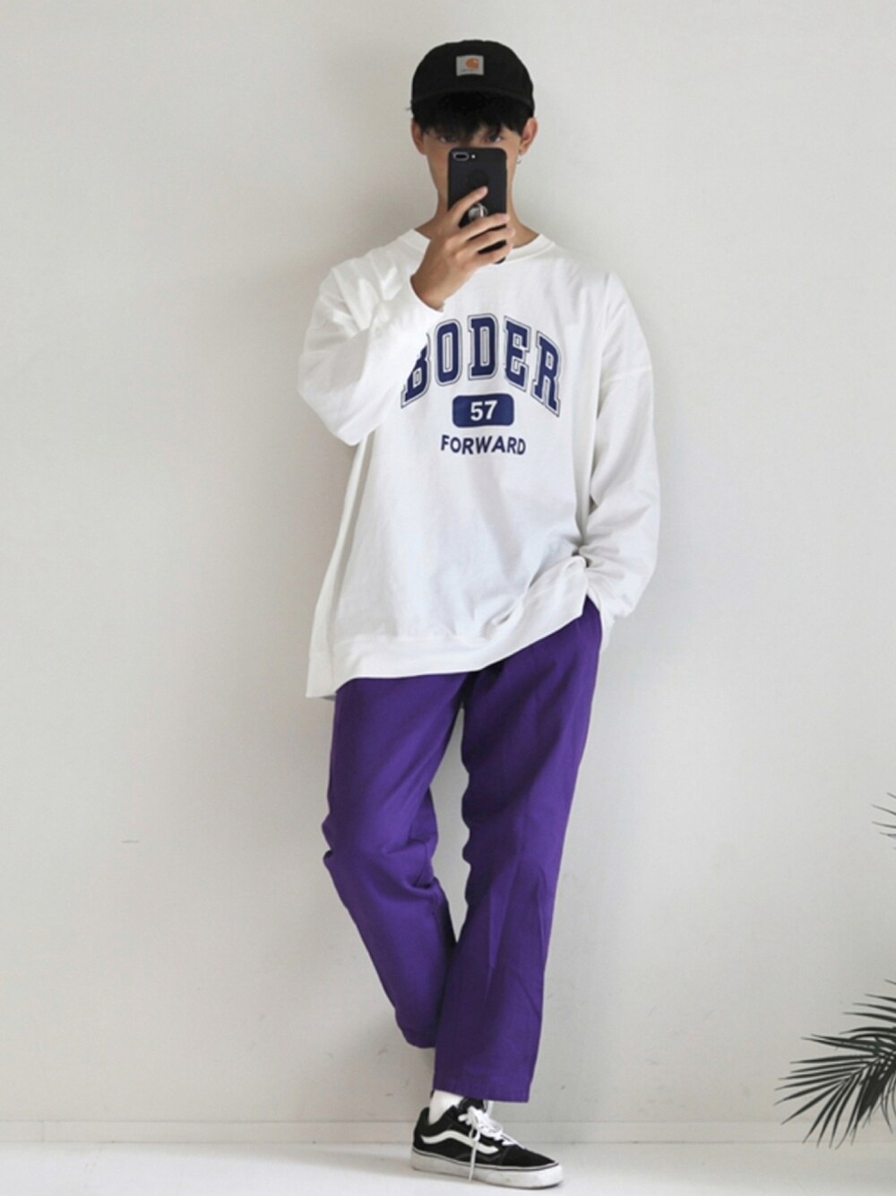 ホワイト系のTシャツ/カットソー、パープル系のその他パンツ、ブラック系のスニーカーを着用したメンズの秋コーディネートの1枚目の写真