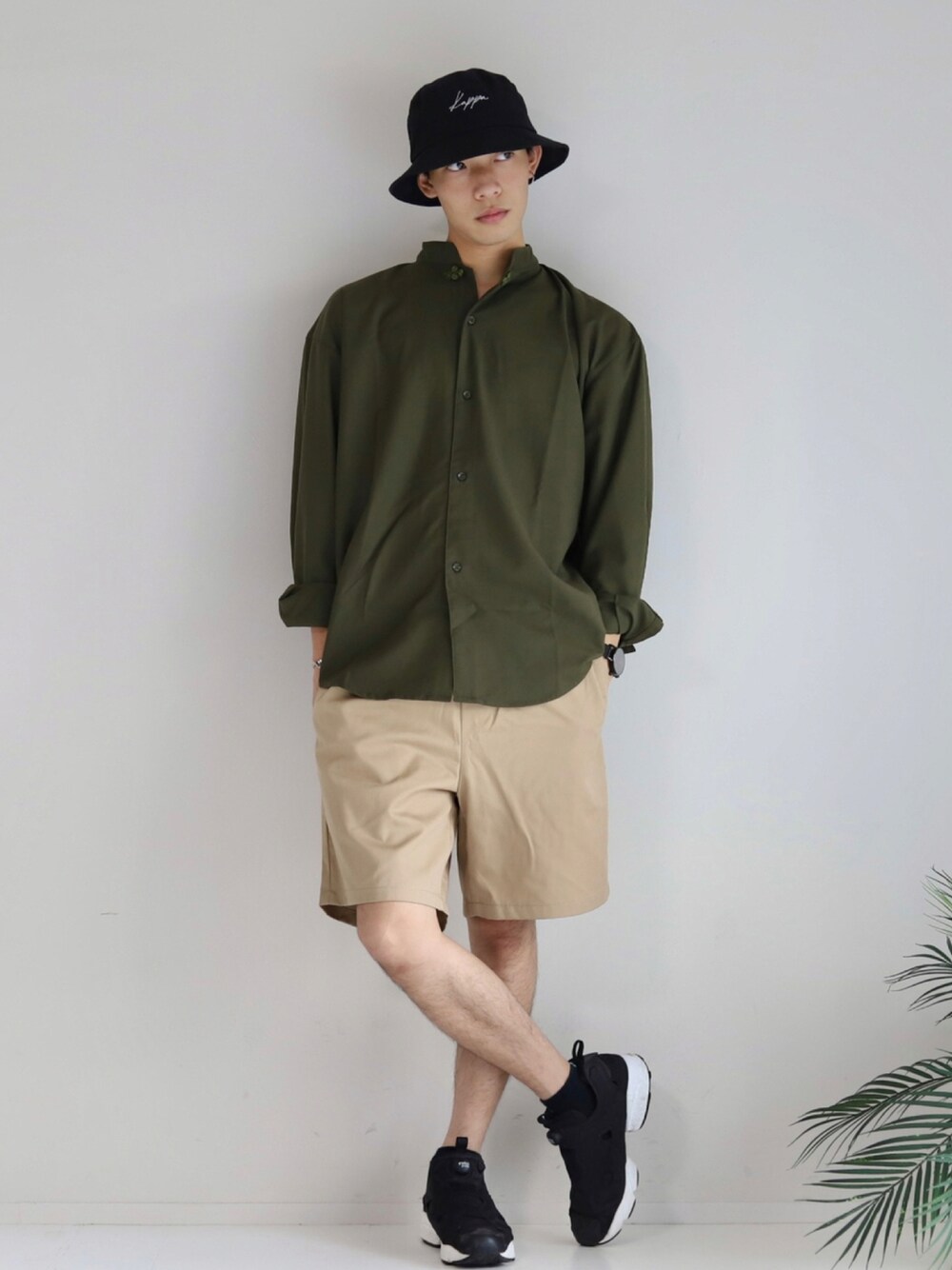 グリーン系のシャツ/ブラウス、ブラック系のハット、シルバー系のバングル/リストバンドを着用したメンズの夏コーディネートの1枚目の写真