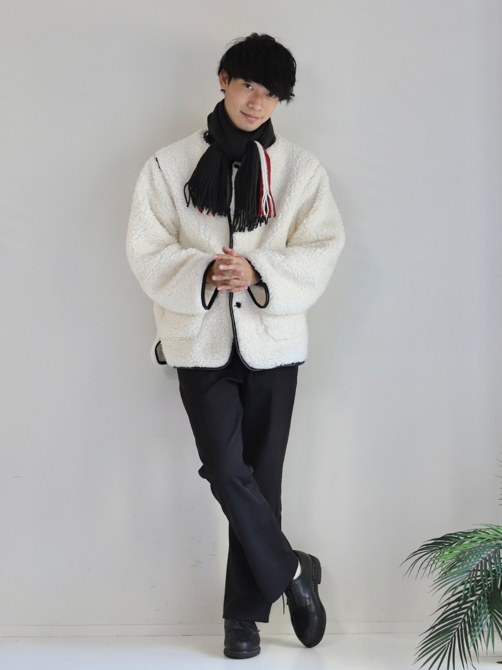 ホワイト系のブルゾン、ブラック系のスラックス、ブラック系のドレスシューズを着用したメンズの冬コーディネートの1枚目の写真