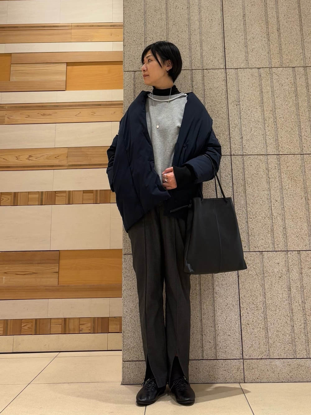 「冬コーデ、冬アウター、シンプルコーデ、パンツスタイル、オトナカジュアル、ダウン、スウェット、トートバッグ、休日スタイル、秋冬コーデ」｜「the caseの【別注】THE CASE×collex 2WAYレザー巾着トートバッグ（トートバッグ、ブラック系）」を使った、fukuさん（レディース・166cm）の冬コーディネートの1枚目の写真