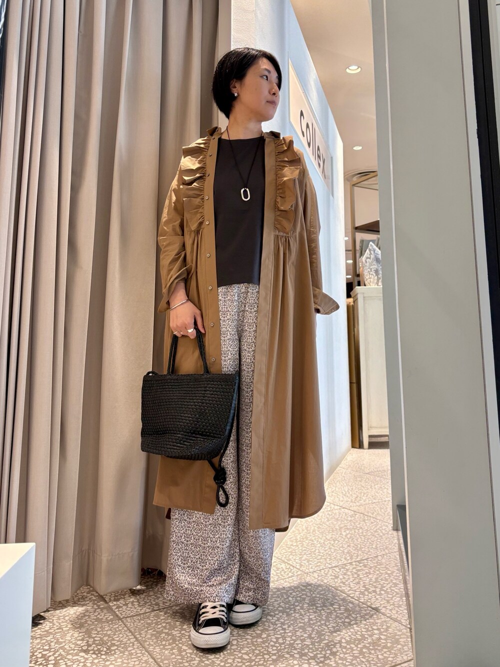 「シャツワンピース、Tシャツ、ショルダーバッグ、春コーデ、オトナカジュアル、ブラウン、高身長コーデ」｜「collexの【dignif】【金属アレルギー対応】コードネックレス（ネックレス、シルバー系）」を使った、fukuさん（レディース・166cm）の春コーディネートの1枚目の写真