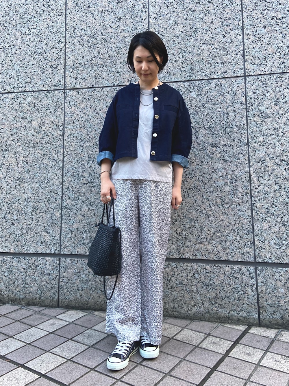 ブラック系のその他パンツ、ブラック系のトートバッグ、グレー系のTシャツ/カットソーを着用したレディースの秋コーディネートの1枚目の写真