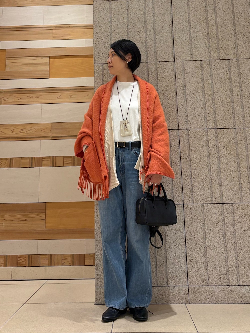 「ニット、デニム、休日スタイル、オトナカジュアル、ニットカーディガン、ワイドデニム、ショール、ボストンバッグ、ショルダーバッグ、レザーバッグ、冬コーデ」｜「collexのロングスリーブベーシックTシャツ（Tシャツ/カットソー、ホワイト系）」を使った、fukuさん（レディース・166cm）の秋コーディネートの1枚目の写真