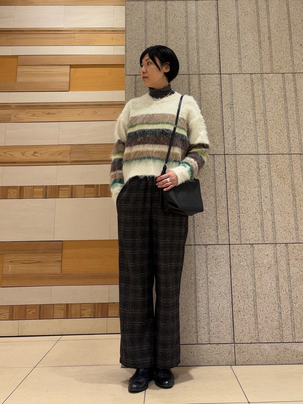 ブラック系のショルダーバッグ、ブラック系のその他パンツ、ホワイト系のニット/セーターを着用したレディースの冬コーディネートの1枚目の写真