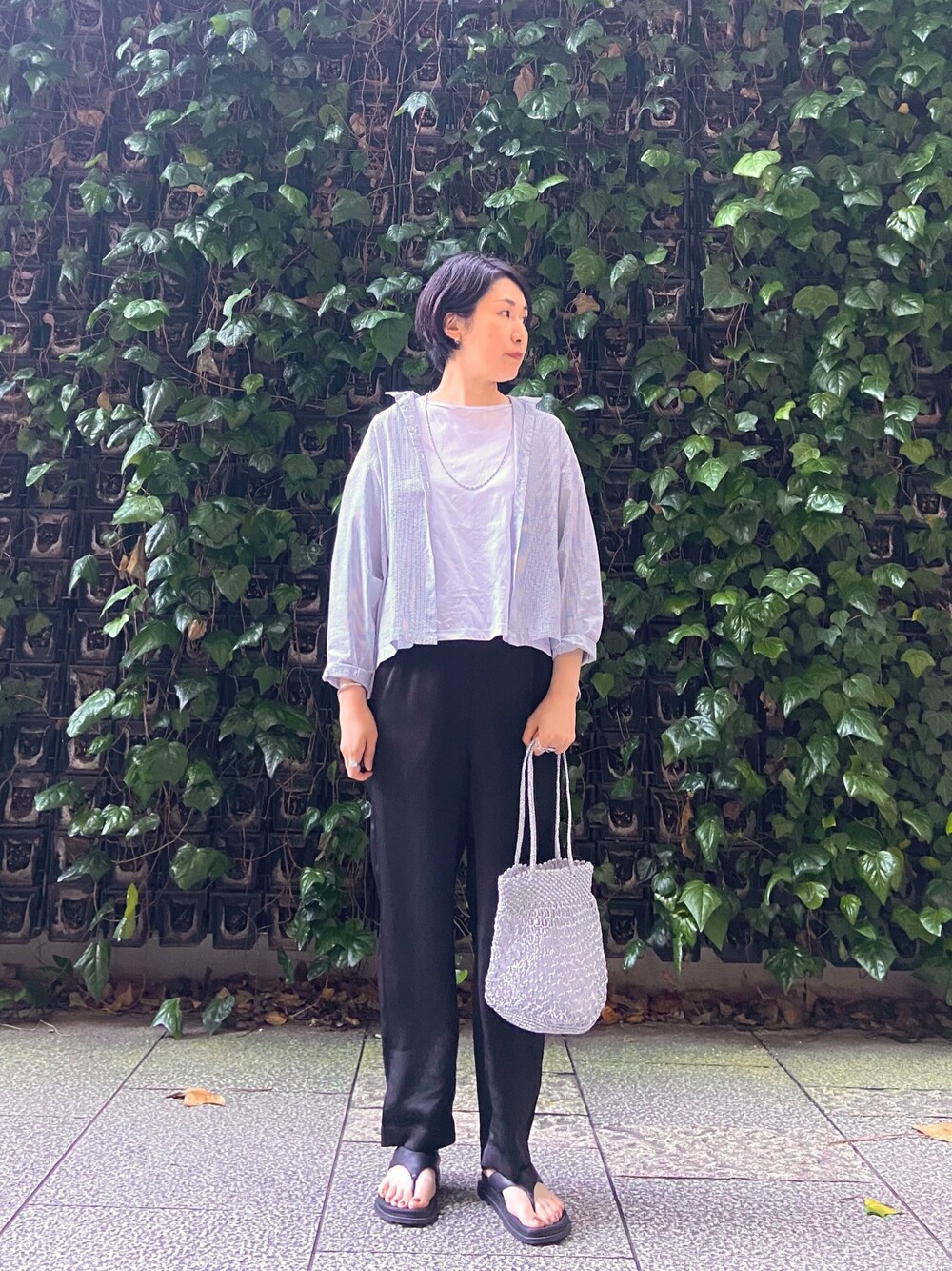 ブラック系のその他パンツ、ホワイト系のTシャツ/カットソー、ブラック系のシャツ/ブラウスを着用したレディースの夏コーディネートの1枚目の写真