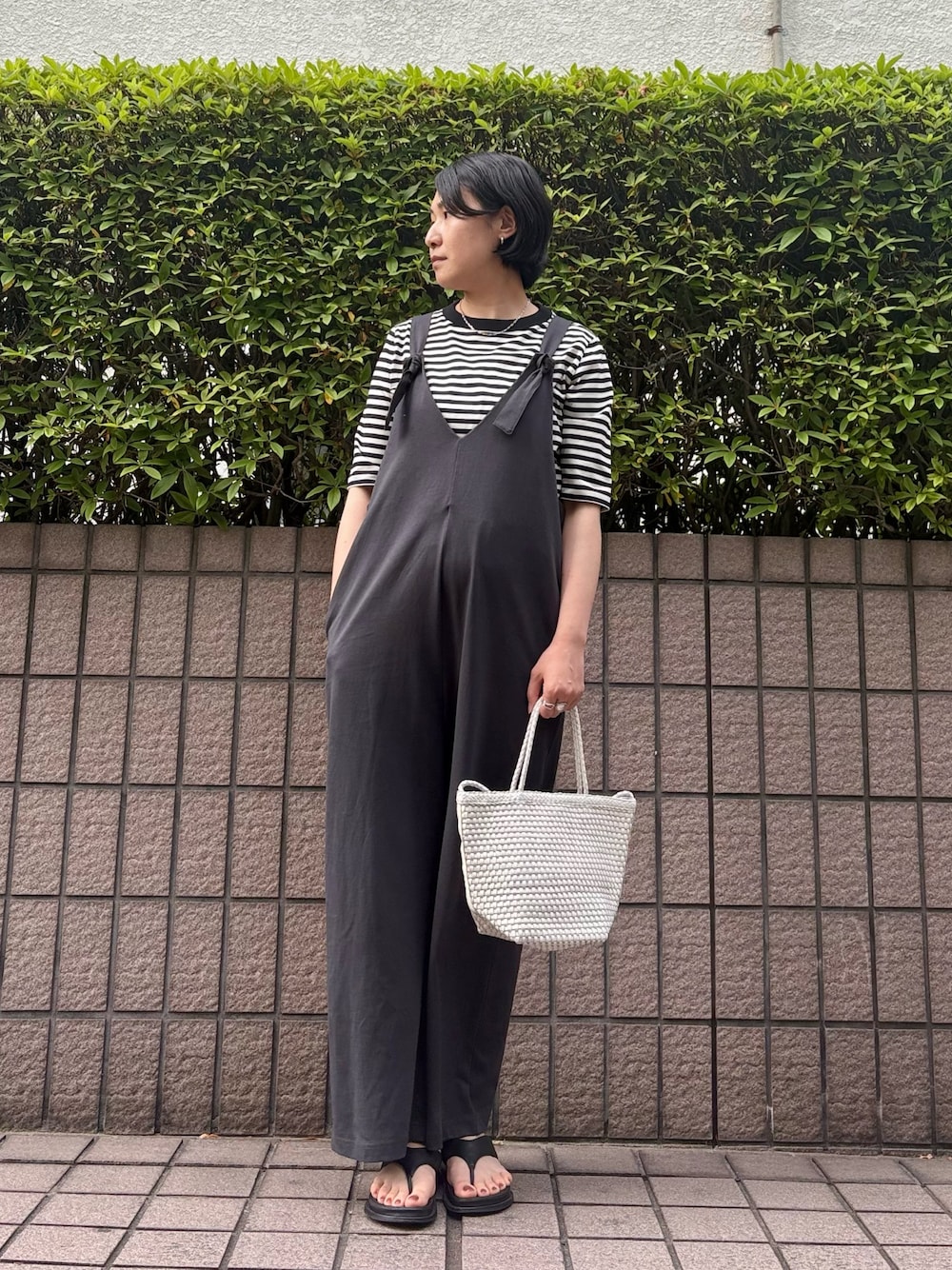 「オトナカジュアル、高身長コーデ、サロペット、夏コーデ、ショルダーバッグ、ボーダー、Tシャツ」｜「collexの【dignif】【金属アレルギー対応】フープピアス（ピアス（両耳用）、シルバー系）」を使った、fukuさん（レディース・166cm）の春コーディネートの1枚目の写真