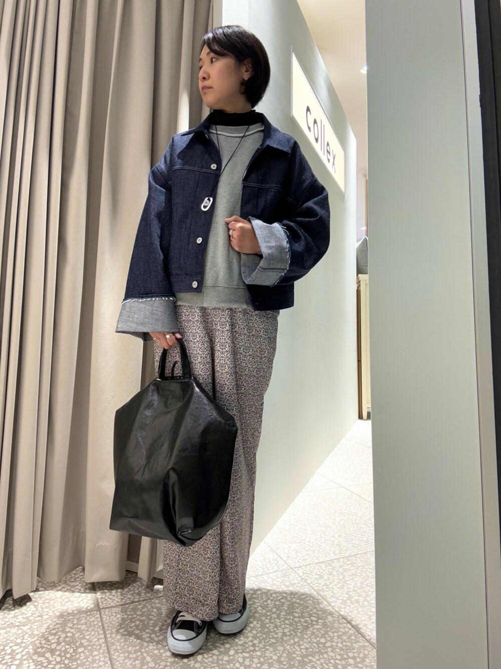 ブラック系のTシャツ/カットソー、ブラック系のその他パンツ、ブラック系のトートバッグを着用したレディースの冬コーディネートの1枚目の写真