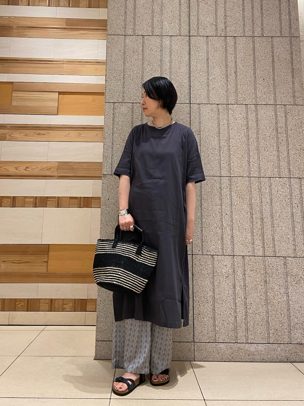 「旅行、おでかけコーデ、オトナカジュアル、高身長女子、骨格ウェーブ、イエベ、ワンピース、コットン、サテンパンツ、かごバッグ、サイザルバッグ、サンダル、シルバーアクセサリー」｜「collexの【dignif／ディグニフ】チェーンネックレス（ネックレス、シルバー系）」を使った、fukuさん（レディース・166cm）の夏コーディネートの1枚目の写真