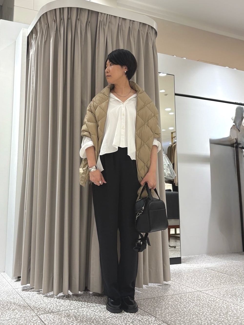 ホワイト系のシャツ/ブラウス、ブラック系のボストンバッグ、ブラック系のその他パンツを着用したレディースの秋コーディネートの1枚目の写真
