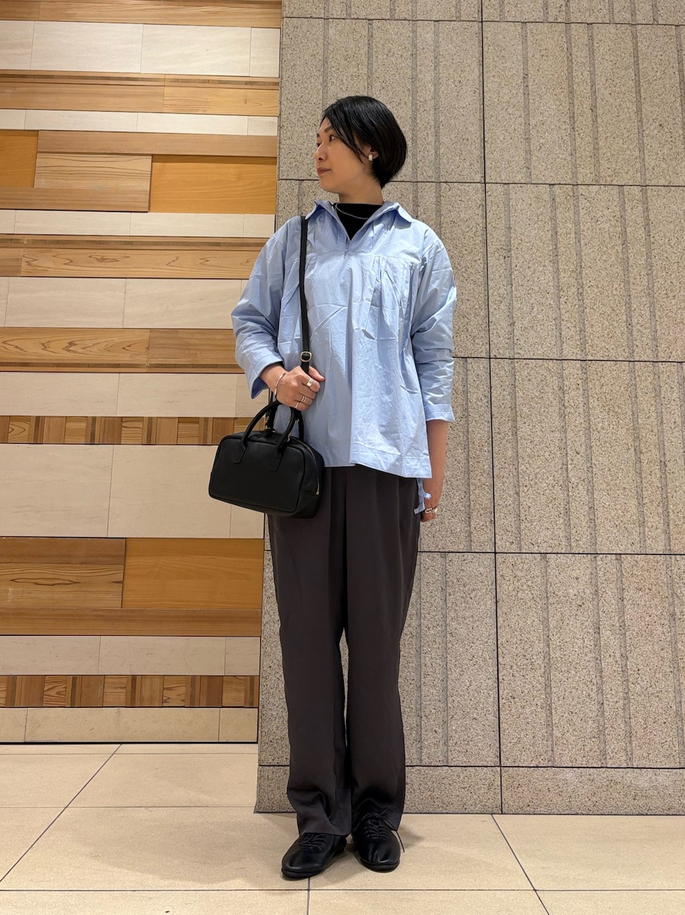 「レイヤードスタイル、オトナカジュアル、休日スタイル、秋服、シャツスタイル、シャツ、サテンパンツ、ボストンバッグ、レザーバッグ、ショルダーバッグ、イヤリング、バングル、ネックレス」｜「collexの【Ljud/ユード】ミルフレームイヤリング（イヤリング、シルバー系）」を使った、fukuさん（レディース・166cm）の秋コーディネートの1枚目の写真